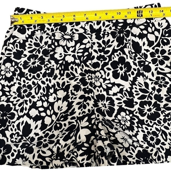 ANN Taylor LOFT Outlet  Women’s Navy & White Floral  Shorts, Size 2 - Picture 5 of 7